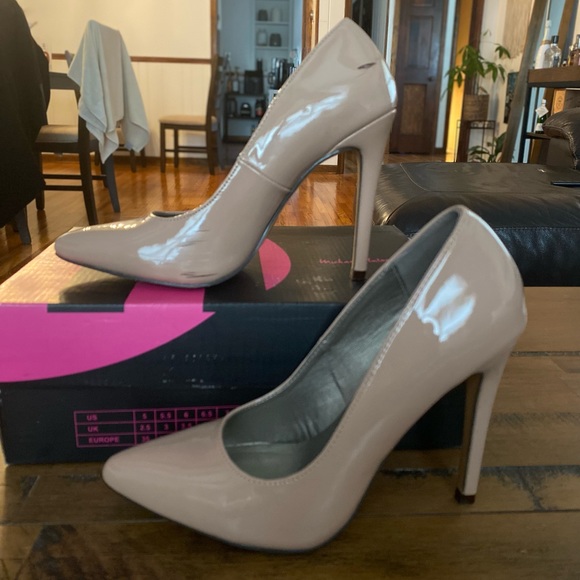 Nude patent leather pumps. Lightly Worn with some scuffs. Size 6.5 - Picture 3 of 4